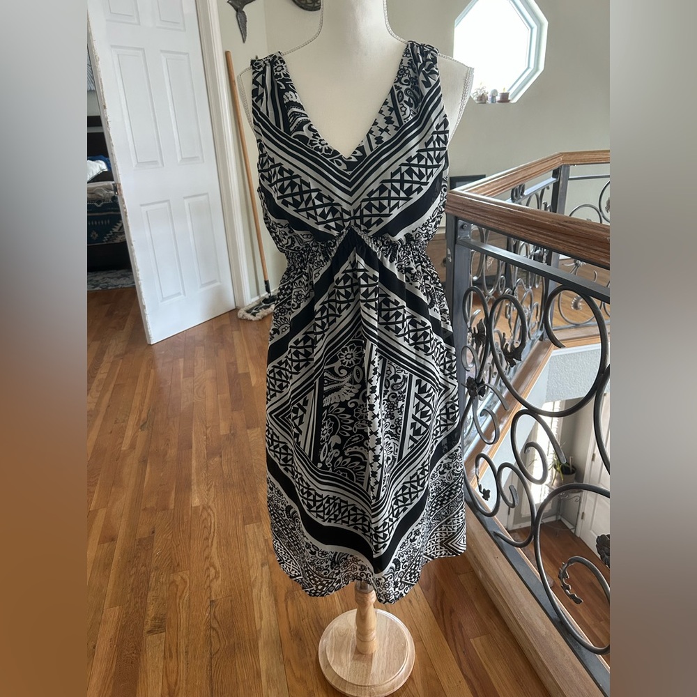 Mossimo Black & White Print Knee Length Dress in Women’s Sz Medium